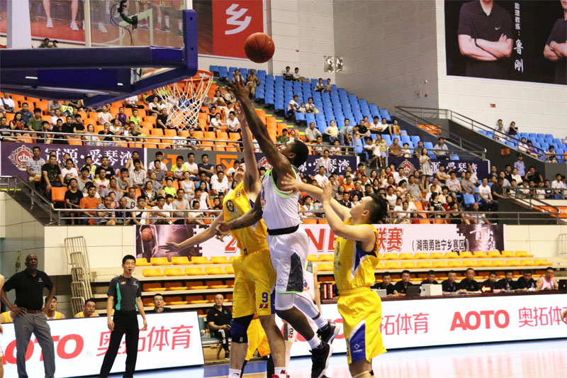 7月23日晚,在2017赛季全国男子篮球联赛(NBL)第13轮比赛中,湖南勇胜
