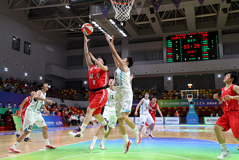 陈放摄赛后,中国篮球协会主席姚明为湖南队颁发了银牌,并在与主教练