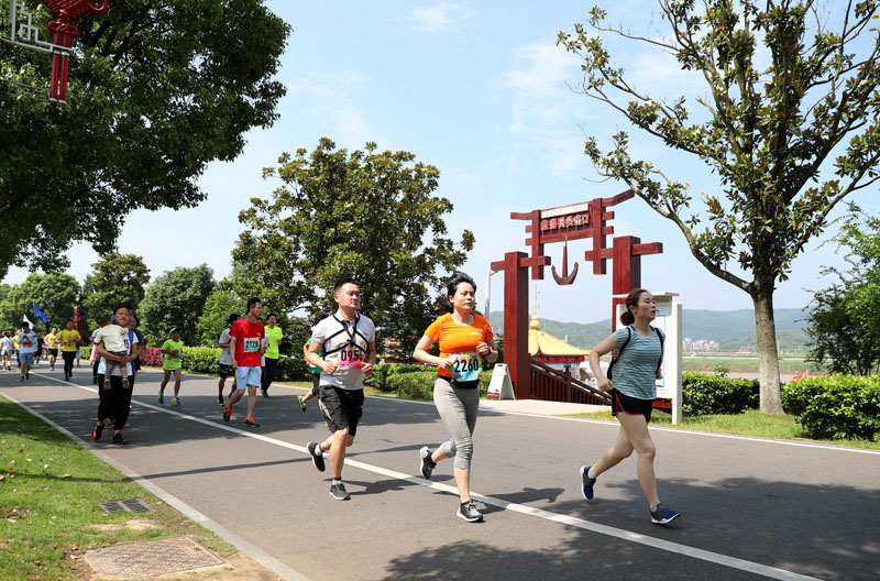 万科乐跑系列赛事围绕"健康中国全民乐跑,美好生活阳光丰盛"的主题,把