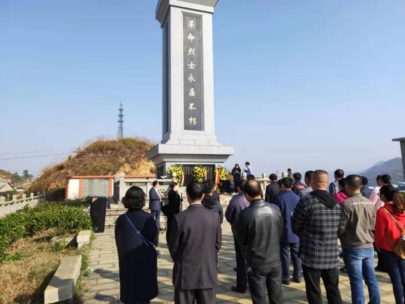 锡矿山红军行徒步越野活动在冷水江市举行千余名跑友重温中国革命的
