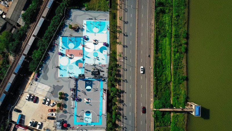 (图为坐落在长沙湘江边的翼腾篮球公园.