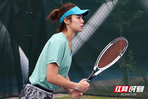 即将在全运会网球赛场三线作战的张莹.