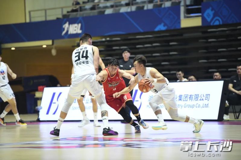 均为勇胜俱乐部供图勇胜主教练黄文龙本场派出了马里奇,福特森,孙椿鹏