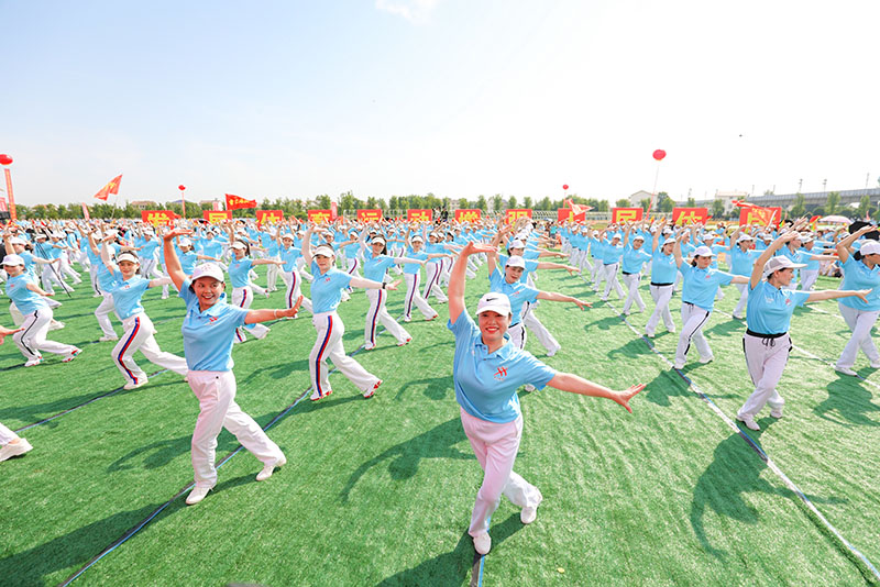 万人同跳广场舞常德枫林花海景区上演壮观一幕