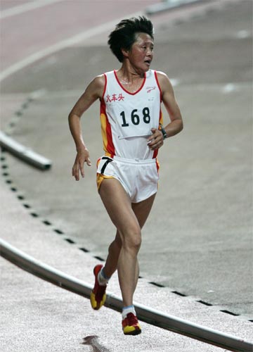 图为著名长跑运动员孙英杰在5000米决赛第一组一马当先